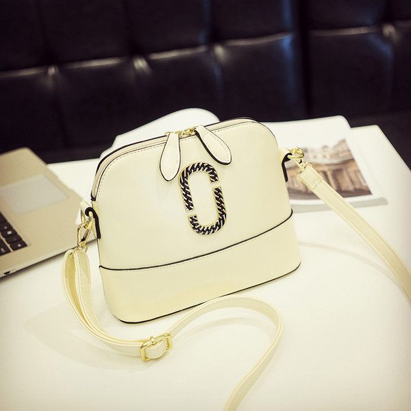 Дамска стилна чанта в няколко цвята с метална декорация