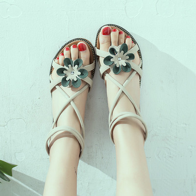 Γυναικεία σανδάλια με floral μοτίβο σε τρία χρώματα