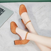 Κομψά γυναικεία παπούτσια με δίχρωμη δύναμη