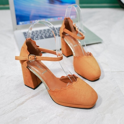 Κομψά γυναικεία παπούτσια με δίχρωμη δύναμη