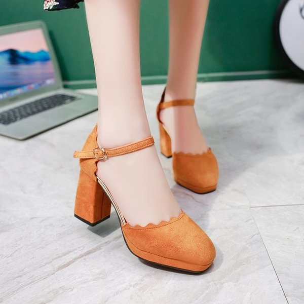 Κομψά γυναικεία παπούτσια με δίχρωμη δύναμη