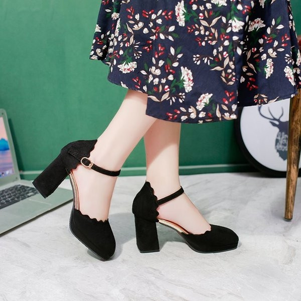 Κομψά γυναικεία παπούτσια με δίχρωμη δύναμη