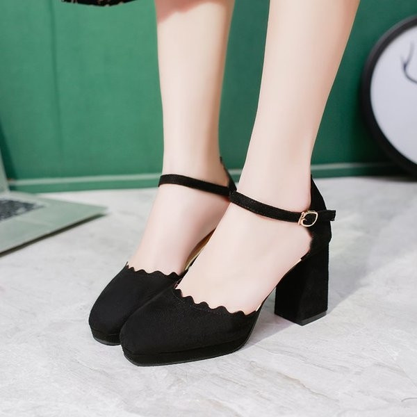 Κομψά γυναικεία παπούτσια με δίχρωμη δύναμη