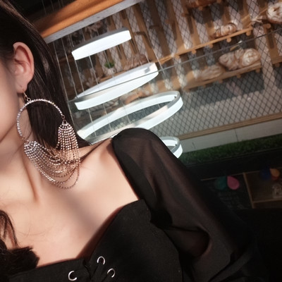 Γυναικεία ασημένια και χρυσά σκουλαρίκια με μικρές διακοσμητικές πέτρες