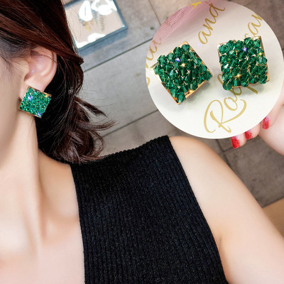 Κυρίες σκουλαρίκια σε τετράγωνη μορφή με διακοσμητικές πέτρες σε πράσινο και λευκό χρώμα