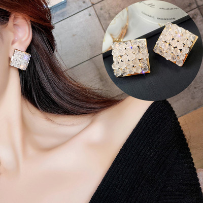 Κυρίες σκουλαρίκια σε τετράγωνη μορφή με διακοσμητικές πέτρες σε πράσινο και λευκό χρώμα