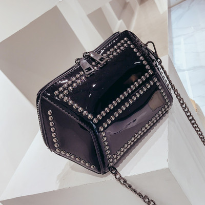 Τσάντα Ladys με γυαλιστερό φινίρισμα και καπάκια