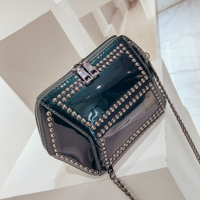 Τσάντα Ladys με γυαλιστερό φινίρισμα και καπάκια