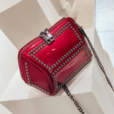 Τσάντα Ladys με γυαλιστερό φινίρισμα και καπάκια