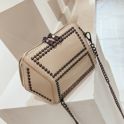 Τσάντα Ladys με γυαλιστερό φινίρισμα και καπάκια