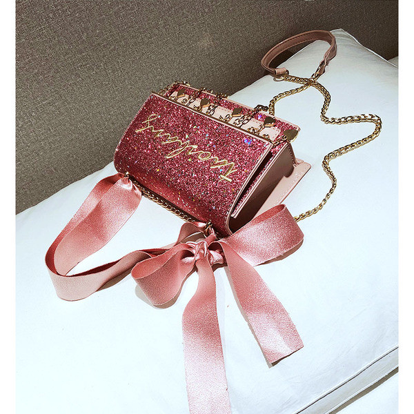 Μικρή τσάντα με κεντήματα, μεταλλικά στοιχεία και μπροκάρ