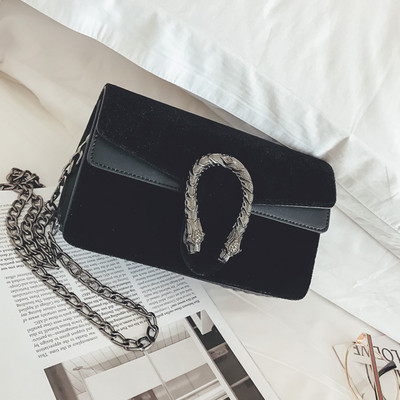 Κυρίες τσάντα σουέτ με μεταλλικό κούμπωμα σε σχήμα ζώου