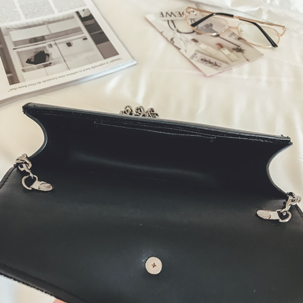 Κυρίες τσάντα σουέτ με μεταλλικό κούμπωμα σε σχήμα ζώου