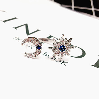 Модерен дамски пръстен с декоративни малки камъни в златист цвят