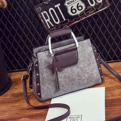 Κυρίες κομψή δερμάτινη τσάντα με μεταλλικά στοιχεία και μενταγιόν