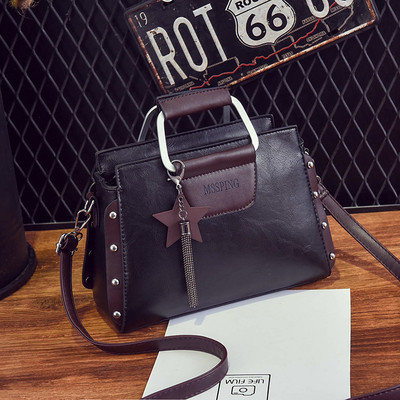 Κυρίες κομψή δερμάτινη τσάντα με μεταλλικά στοιχεία και μενταγιόν