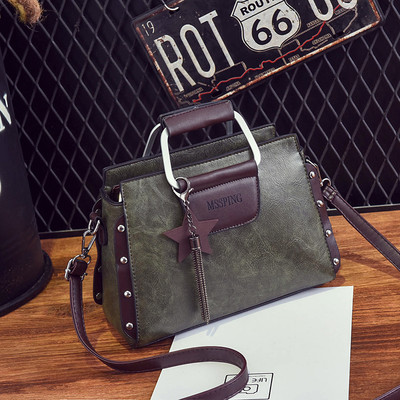 Κυρίες κομψή δερμάτινη τσάντα με μεταλλικά στοιχεία και μενταγιόν