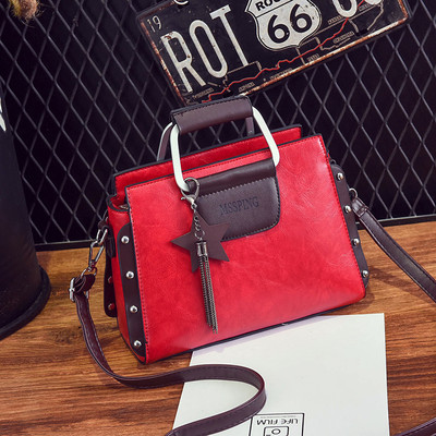 Κυρίες κομψή δερμάτινη τσάντα με μεταλλικά στοιχεία και μενταγιόν