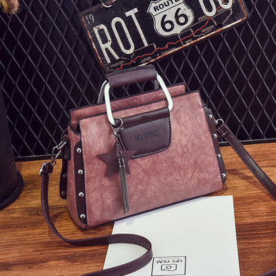 Κυρίες κομψή δερμάτινη τσάντα με μεταλλικά στοιχεία και μενταγιόν