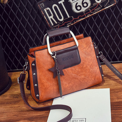 Κυρίες κομψή δερμάτινη τσάντα με μεταλλικά στοιχεία και μενταγιόν