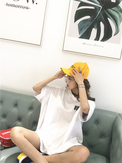 Γυναικεία μπλούζα με πολύχρωμη υποστήριξη σε μαύρο και άσπρο