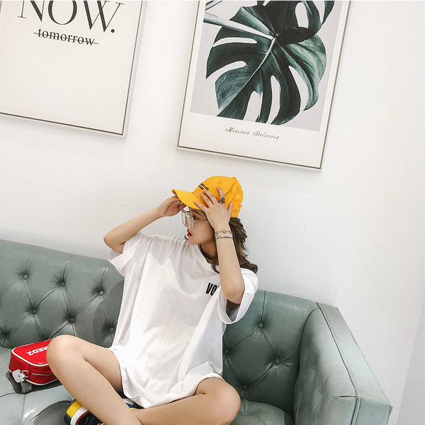 Γυναικεία μπλούζα με πολύχρωμη υποστήριξη σε μαύρο και άσπρο