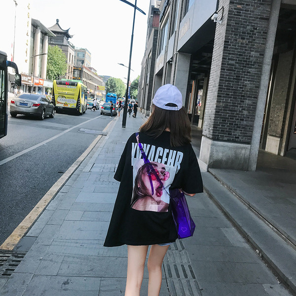 Γυναικεία μπλούζα με πολύχρωμη υποστήριξη σε μαύρο και άσπρο