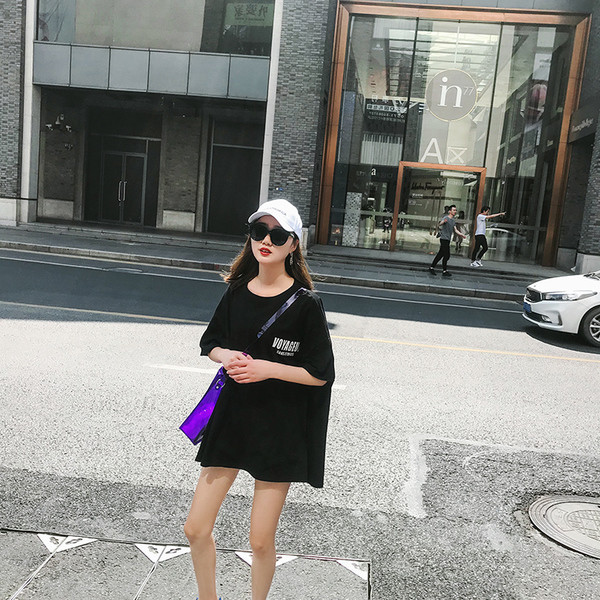 Γυναικεία μπλούζα με πολύχρωμη υποστήριξη σε μαύρο και άσπρο