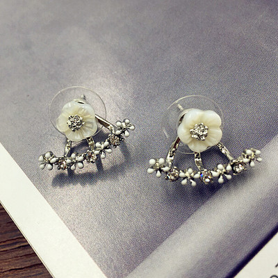 Μικρά casual σκουλαρίκια κυρίες με floral μοτίβα σε δύο χρώματα