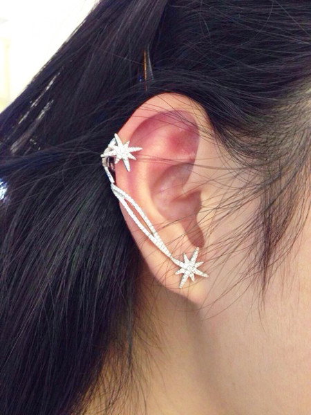 Γυναικείο σκουλαρίκι με μικρές διακοσμητικές πέτρες