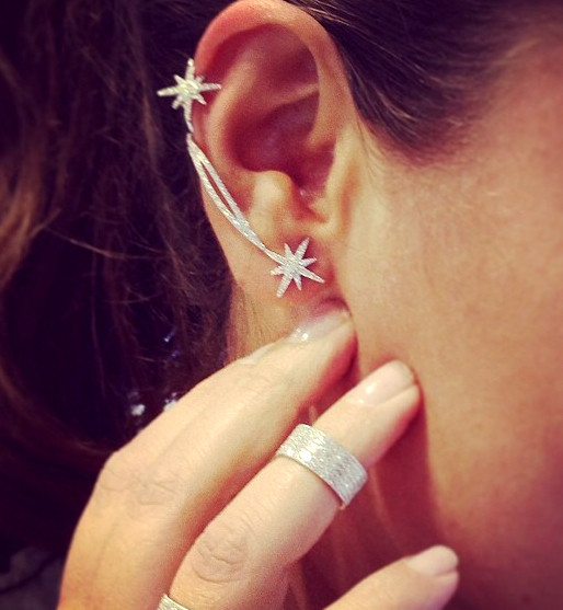 Γυναικείο σκουλαρίκι με μικρές διακοσμητικές πέτρες