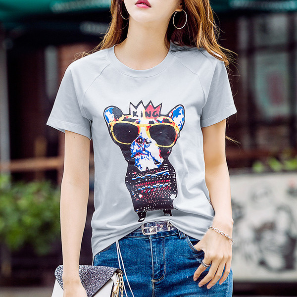 Καθημερινή γυναικεία μπλούζα με ανοιχτό λαιμό και πολύχρωμη εφαρμογή