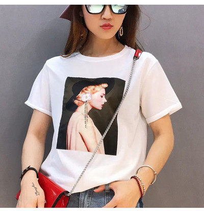 Μοντέρνο γυναικείο t-shirt με έγχρωμη εφαρμογή