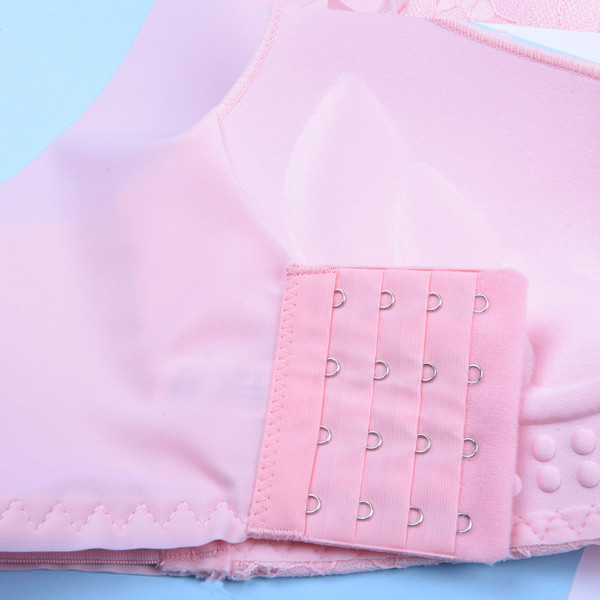 Κυρίες σουτιέν με δαντέλα σε φρέσκα χρώματα