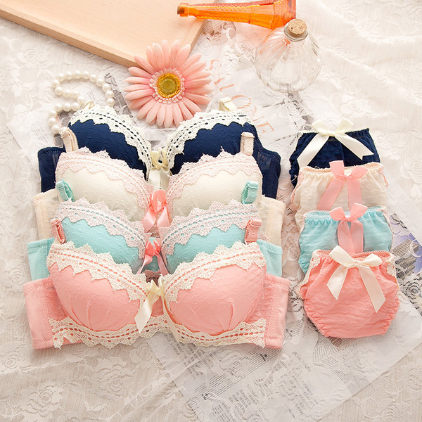 Lenjerie - sutien cu dantela si bikini cu panglica