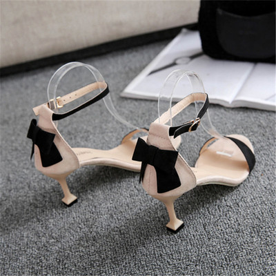 Τα υψηλά παπούτσια κυρίες τακουνιών και η υπερβολική κορδέλα φτέρνας