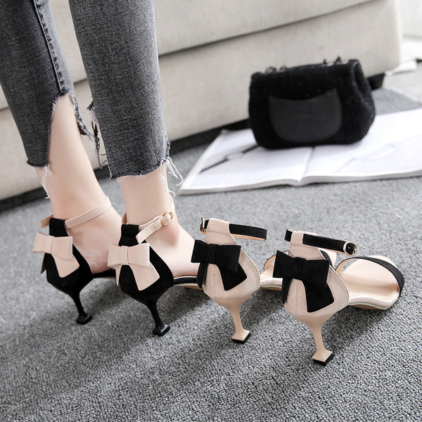 Τα υψηλά παπούτσια κυρίες τακουνιών και η υπερβολική κορδέλα φτέρνας