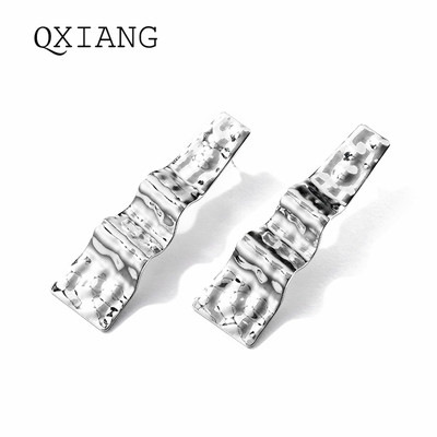 Μοντέρνα κυρίες σκουλαρίκια σε χρυσό και ασημί χρώμα