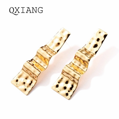 Μοντέρνα κυρίες σκουλαρίκια σε χρυσό και ασημί χρώμα