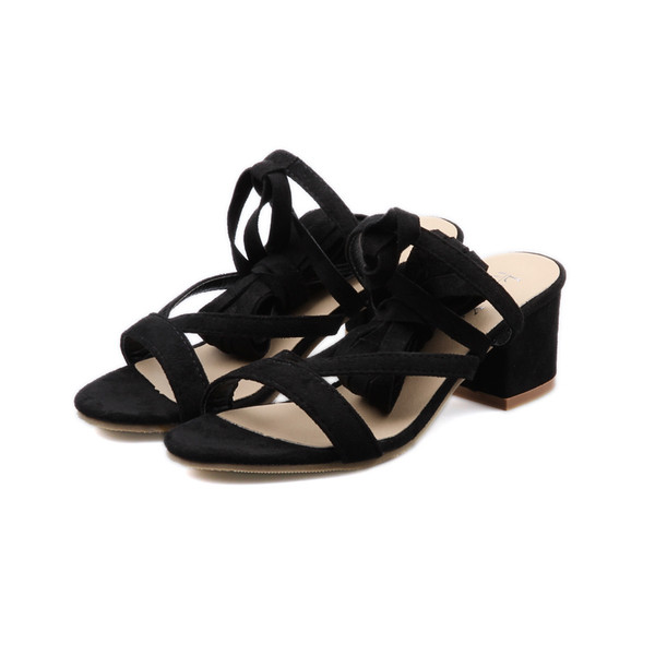 Γυναικεία σανδάλια σε δύο χρώματα με διασταυρωμένες συνδέσεις