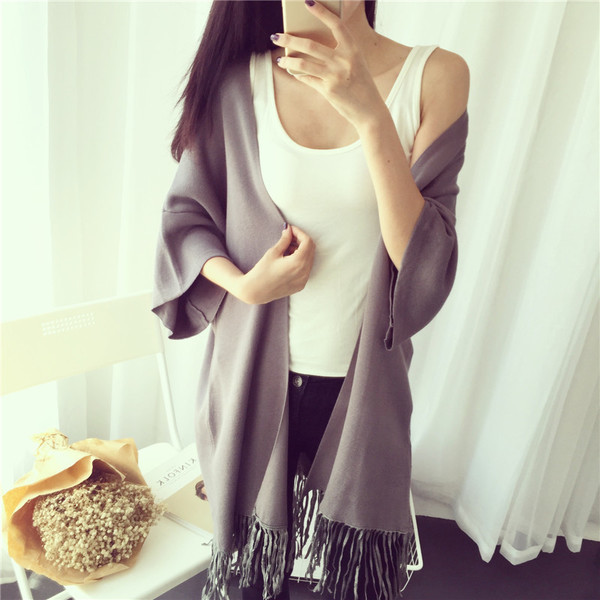 Дамска модерна жилетка с широки ръкави и ресни в долната част