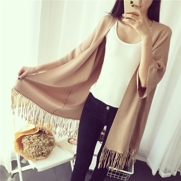 Дамска модерна жилетка с широки ръкави и ресни в долната част