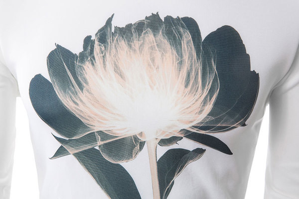 Pulover casual barbatesc cu aplicatie colorata si guler in forma de O