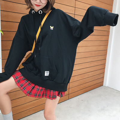 Суичър с бродерия и голям джоб в няколко цвята подходящ за мъже и жени