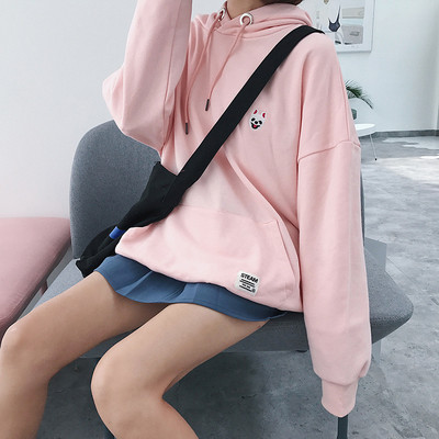 Суичър с бродерия и голям джоб в няколко цвята подходящ за мъже и жени