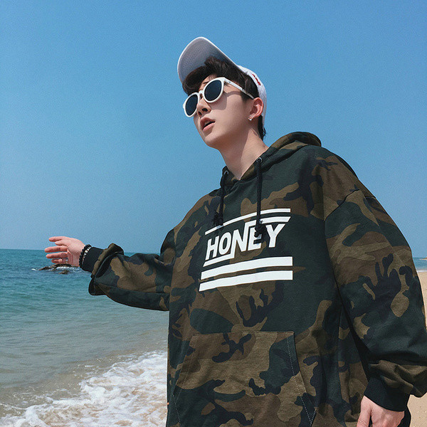 Hanorac bărbătesc camuflaj cu inscripție și buzunar alb