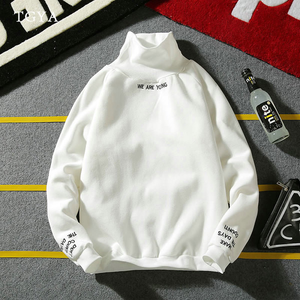 Pulover pentru bărbați cu guler înalt și inscripții în mai multe culori