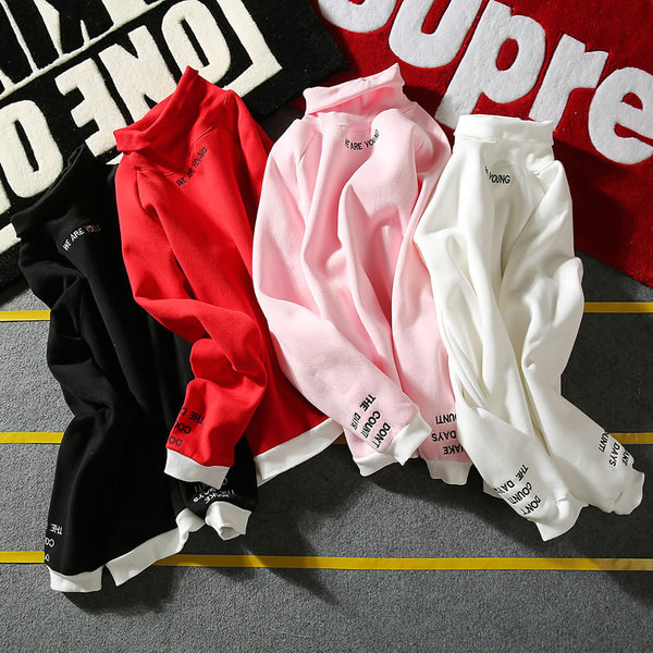 Pulover pentru bărbați cu guler înalt și inscripții în mai multe culori