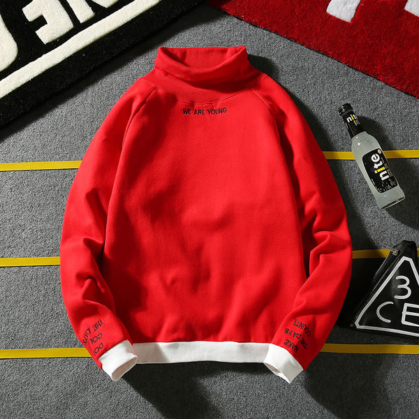 Pulover pentru bărbați cu guler înalt și inscripții în mai multe culori