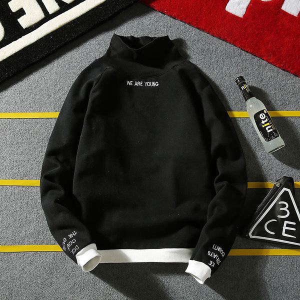 Pulover pentru bărbați cu guler înalt și inscripții în mai multe culori